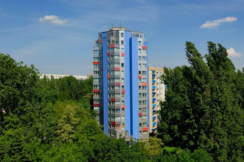 2-Zimmer-Wohnung in Friedrichshain. Vermietung ab 60 Jahren möglich. — photo 1